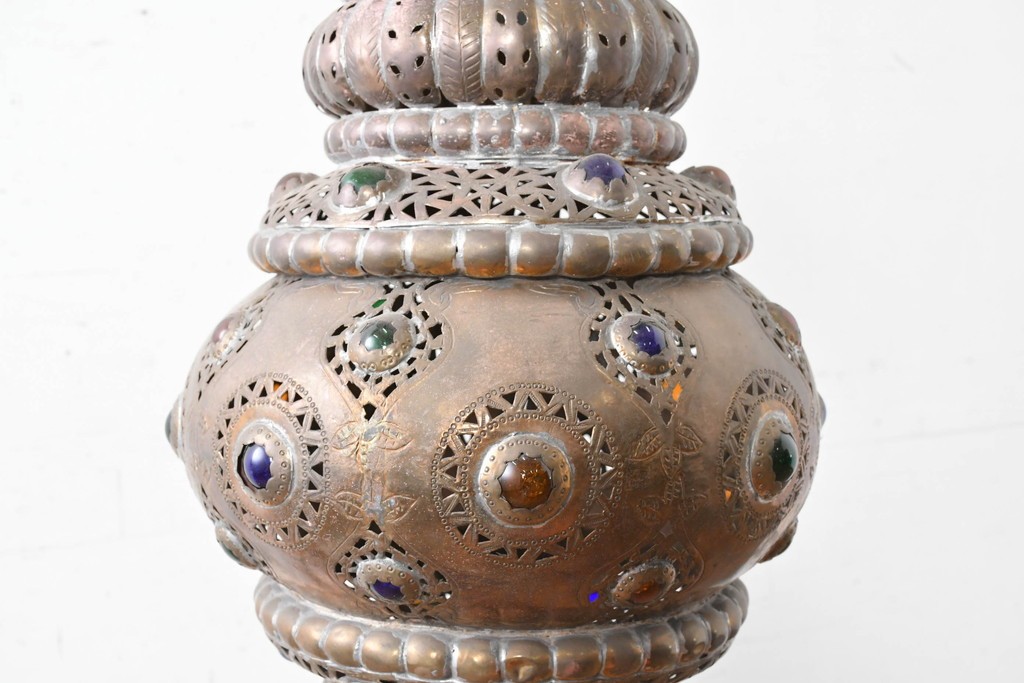 アジアンヴィンテージ　インド　高級工芸品　真鍮　宝石象嵌風の装飾が異国の宮殿を思わせる大型のランタン型ペンダントライト　(R-088638)