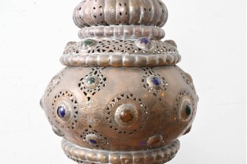 アジアンヴィンテージ　インド　高級工芸品　真鍮　宝石象嵌風の装飾が異国の宮殿を思わせる大型のランタン型ペンダントライト　(R-088638)