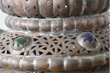 アジアンヴィンテージ　インド　高級工芸品　真鍮　宝石象嵌風の装飾が異国の宮殿を思わせる大型のランタン型ペンダントライト　(R-088638)