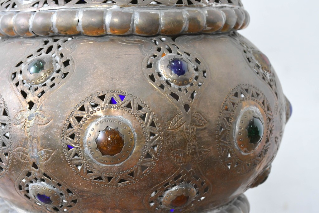 アジアンヴィンテージ　インド　高級工芸品　真鍮　宝石象嵌風の装飾が異国の宮殿を思わせる大型のランタン型ペンダントライト　(R-088638)