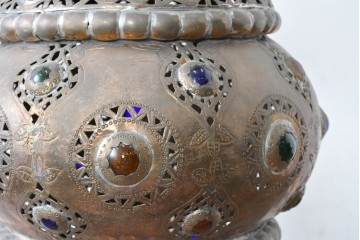 アジアンヴィンテージ　インド　高級工芸品　真鍮　宝石象嵌風の装飾が異国の宮殿を思わせる大型のランタン型ペンダントライト　(R-088638)