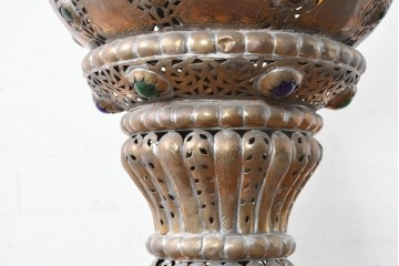 アジアンヴィンテージ　インド　高級工芸品　真鍮　宝石象嵌風の装飾が異国の宮殿を思わせる大型のランタン型ペンダントライト　(R-088638)