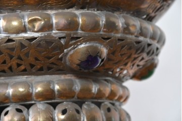アジアンヴィンテージ　インド　高級工芸品　真鍮　宝石象嵌風の装飾が異国の宮殿を思わせる大型のランタン型ペンダントライト　(R-088638)