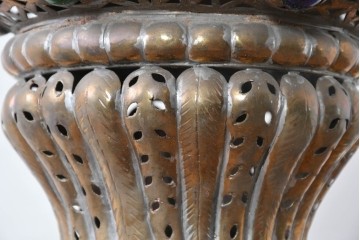 アジアンヴィンテージ　インド　高級工芸品　真鍮　宝石象嵌風の装飾が異国の宮殿を思わせる大型のランタン型ペンダントライト　(R-088638)