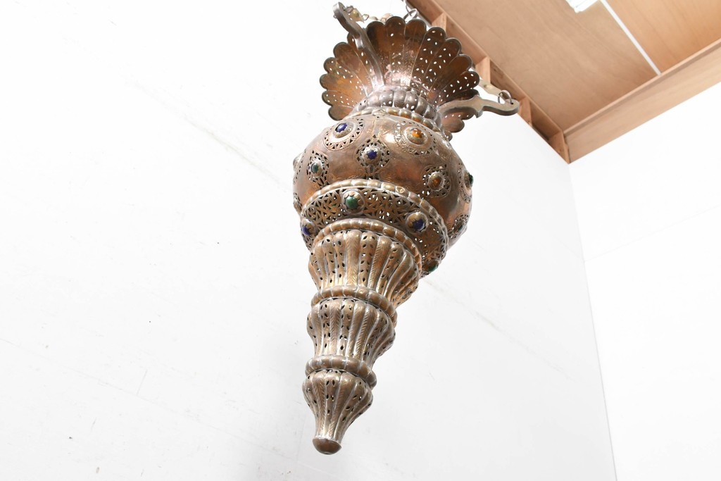アジアンヴィンテージ　インド　高級工芸品　真鍮　宝石象嵌風の装飾が異国の宮殿を思わせる大型のランタン型ペンダントライト　(R-088638)