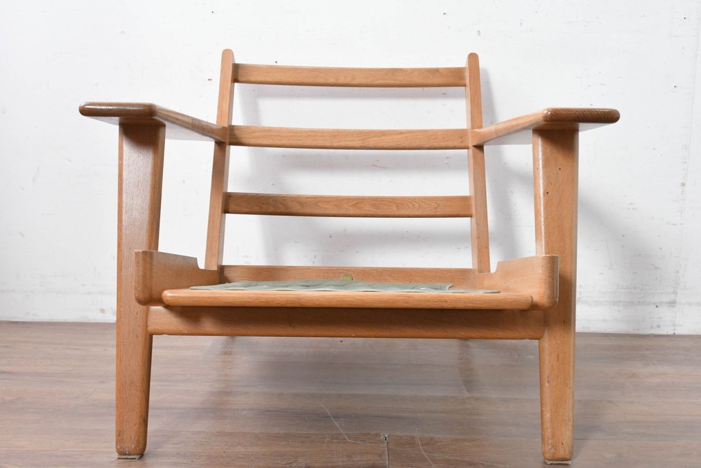 デンマークヴィンテージ　GETAMA(ゲタマ)　Hans J. Wegner(ハンス・J・ウェグナー)　GE290　木の温もり感じるフレームラインが魅力のイージーチェア　(R-088640)