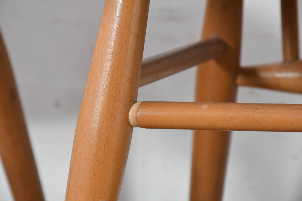 イギリスヴィンテージ　ERCOL(アーコール)　Lloyd’s Antiques(ロイズ・アンティークス)取り扱い　細身のスポークが美しいスティックバックチェア4脚セット　(R-088641)