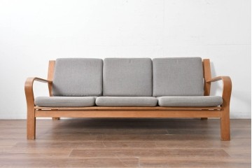 デンマークヴィンテージ　GETAMA(ゲタマ)　Hans J. Wegner(ハンス・J・ウェグナー)　GE671　曲げ木のアームが特徴的な3人掛けソファ　(R-088643)