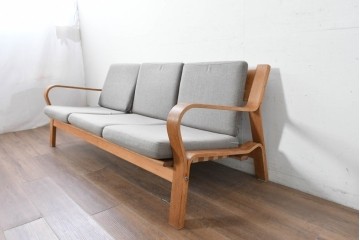 デンマークヴィンテージ　GETAMA(ゲタマ)　Hans J. Wegner(ハンス・J・ウェグナー)　GE671　曲げ木のアームが特徴的な3人掛けソファ　(R-088643)