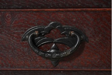 中古　美品　岩谷堂箪笥　桜木作(桜木家具店)　重厚な金具と深みのある木肌が魅力の長火鉢　(R-088645)
