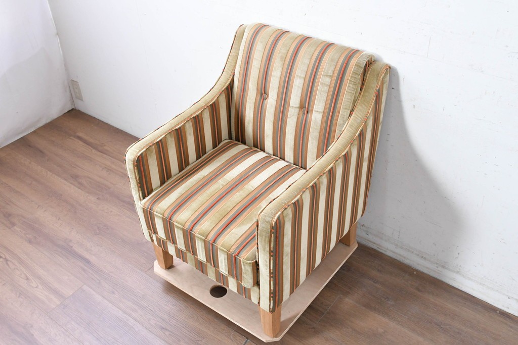 新古　展示品　超美品　特注オーダー品のレトロな一人掛けソファ　制作費約13万円　(R-088646)