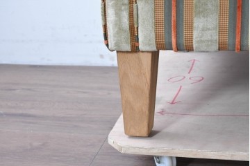 新古　展示品　超美品　特注オーダー品のレトロな一人掛けソファ　制作費約13万円　(R-088646)