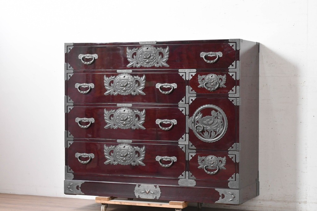 中古　美品　欅産業　仙台民芸箪笥(仙台箪笥)　木地呂漆塗り　高級ライン　漆塗り　艶のある木肌に牡丹金具が映える衣装箪笥　定価約100万円　(R-088650)