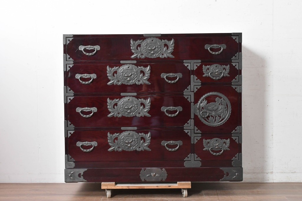 中古　美品　欅産業　仙台民芸箪笥(仙台箪笥)　木地呂漆塗り　高級ライン　漆塗り　艶のある木肌に牡丹金具が映える衣装箪笥　定価約100万円　(R-088650)