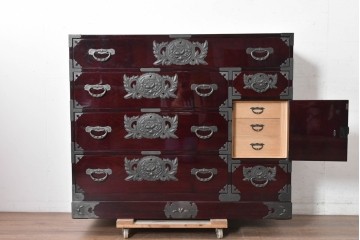 中古　美品　欅産業　仙台民芸箪笥(仙台箪笥)　木地呂漆塗り　高級ライン　漆塗り　艶のある木肌に牡丹金具が映える衣装箪笥　定価約100万円　(R-088650)