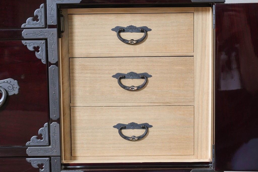中古　美品　欅産業　仙台民芸箪笥(仙台箪笥)　木地呂漆塗り　高級ライン　漆塗り　艶のある木肌に牡丹金具が映える衣装箪笥　定価約100万円　(R-088650)