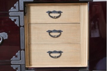 中古　美品　欅産業　仙台民芸箪笥(仙台箪笥)　木地呂漆塗り　高級ライン　漆塗り　艶のある木肌に牡丹金具が映える衣装箪笥　定価約100万円　(R-088650)