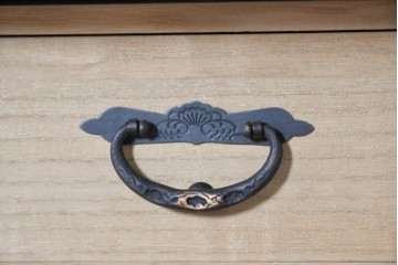 中古　美品　欅産業　仙台民芸箪笥(仙台箪笥)　木地呂漆塗り　高級ライン　漆塗り　艶のある木肌に牡丹金具が映える衣装箪笥　定価約100万円　(R-088650)