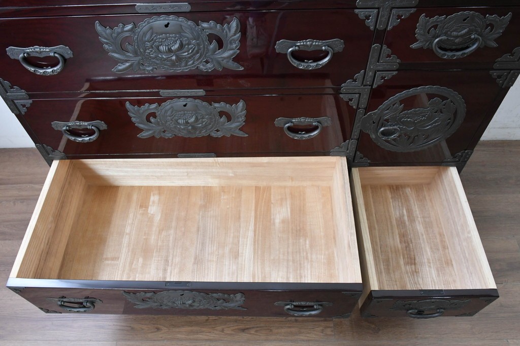 中古　美品　欅産業　仙台民芸箪笥(仙台箪笥)　木地呂漆塗り　高級ライン　漆塗り　艶のある木肌に牡丹金具が映える衣装箪笥　定価約100万円　(R-088650)