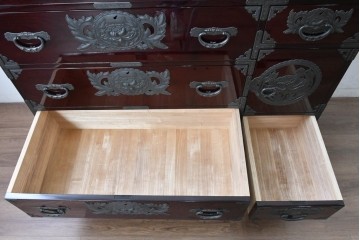 中古　美品　欅産業　仙台民芸箪笥(仙台箪笥)　木地呂漆塗り　高級ライン　漆塗り　艶のある木肌に牡丹金具が映える衣装箪笥　定価約100万円　(R-088650)