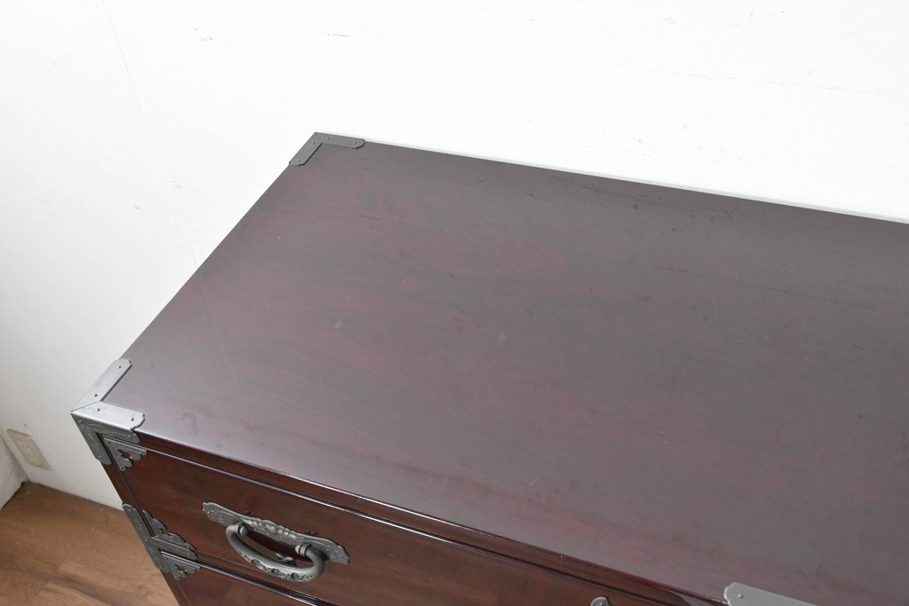中古　美品　欅産業　仙台民芸箪笥(仙台箪笥)　木地呂漆塗り　高級ライン　漆塗り　艶のある木肌に牡丹金具が映える衣装箪笥　定価約100万円　(R-088650)