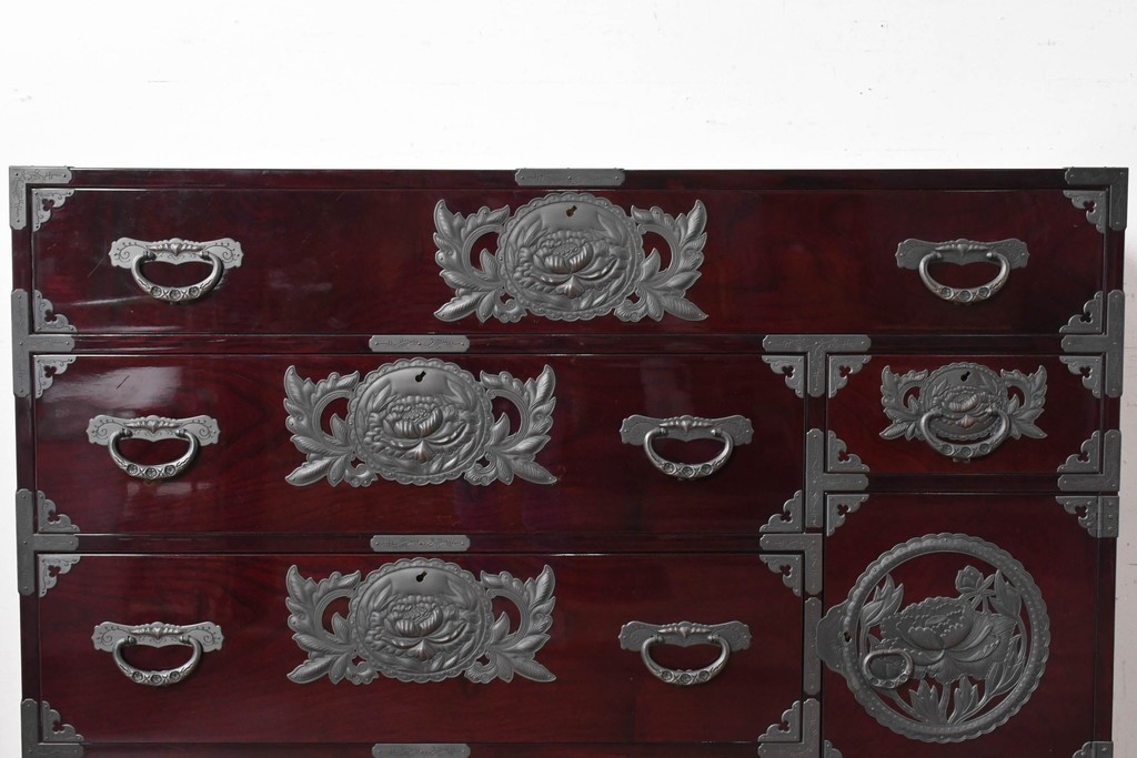 中古　美品　欅産業　仙台民芸箪笥(仙台箪笥)　木地呂漆塗り　高級ライン　漆塗り　艶のある木肌に牡丹金具が映える衣装箪笥　定価約100万円　(R-088650)