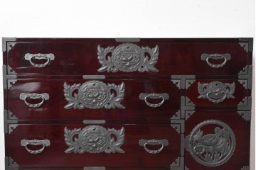 中古　美品　欅産業　仙台民芸箪笥(仙台箪笥)　木地呂漆塗り　高級ライン　漆塗り　艶のある木肌に牡丹金具が映える衣装箪笥　定価約100万円　(R-088650)