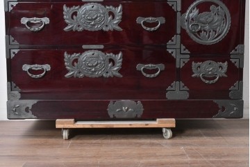 中古　美品　欅産業　仙台民芸箪笥(仙台箪笥)　木地呂漆塗り　高級ライン　漆塗り　艶のある木肌に牡丹金具が映える衣装箪笥　定価約100万円　(R-088650)