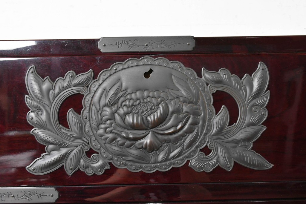 中古　美品　欅産業　仙台民芸箪笥(仙台箪笥)　木地呂漆塗り　高級ライン　漆塗り　艶のある木肌に牡丹金具が映える衣装箪笥　定価約100万円　(R-088650)