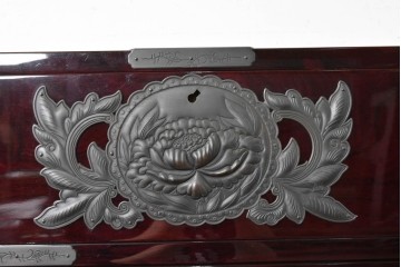 中古　美品　欅産業　仙台民芸箪笥(仙台箪笥)　木地呂漆塗り　高級ライン　漆塗り　艶のある木肌に牡丹金具が映える衣装箪笥　定価約100万円　(R-088650)