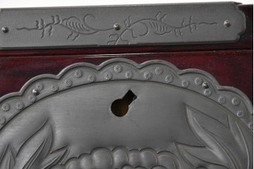 中古　美品　欅産業　仙台民芸箪笥(仙台箪笥)　木地呂漆塗り　高級ライン　漆塗り　艶のある木肌に牡丹金具が映える衣装箪笥　定価約100万円　(R-088650)