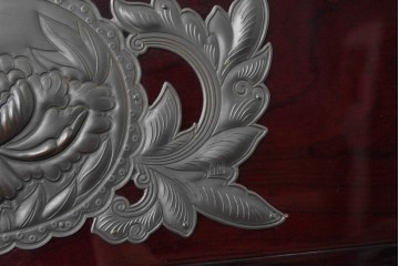中古　美品　欅産業　仙台民芸箪笥(仙台箪笥)　木地呂漆塗り　高級ライン　漆塗り　艶のある木肌に牡丹金具が映える衣装箪笥　定価約100万円　(R-088650)