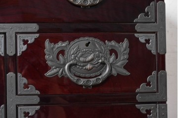 中古　美品　欅産業　仙台民芸箪笥(仙台箪笥)　木地呂漆塗り　高級ライン　漆塗り　艶のある木肌に牡丹金具が映える衣装箪笥　定価約100万円　(R-088650)
