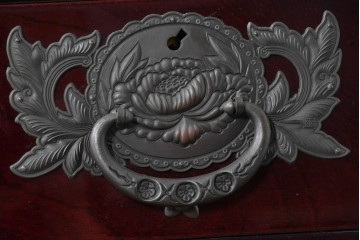 中古　美品　欅産業　仙台民芸箪笥(仙台箪笥)　木地呂漆塗り　高級ライン　漆塗り　艶のある木肌に牡丹金具が映える衣装箪笥　定価約100万円　(R-088650)