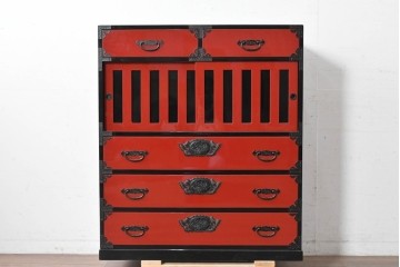 中古　超美品　漆塗り　総桐材　縦格子戸と黒金具が映える前朱水屋箪笥　定価約41万円　(R-088651)