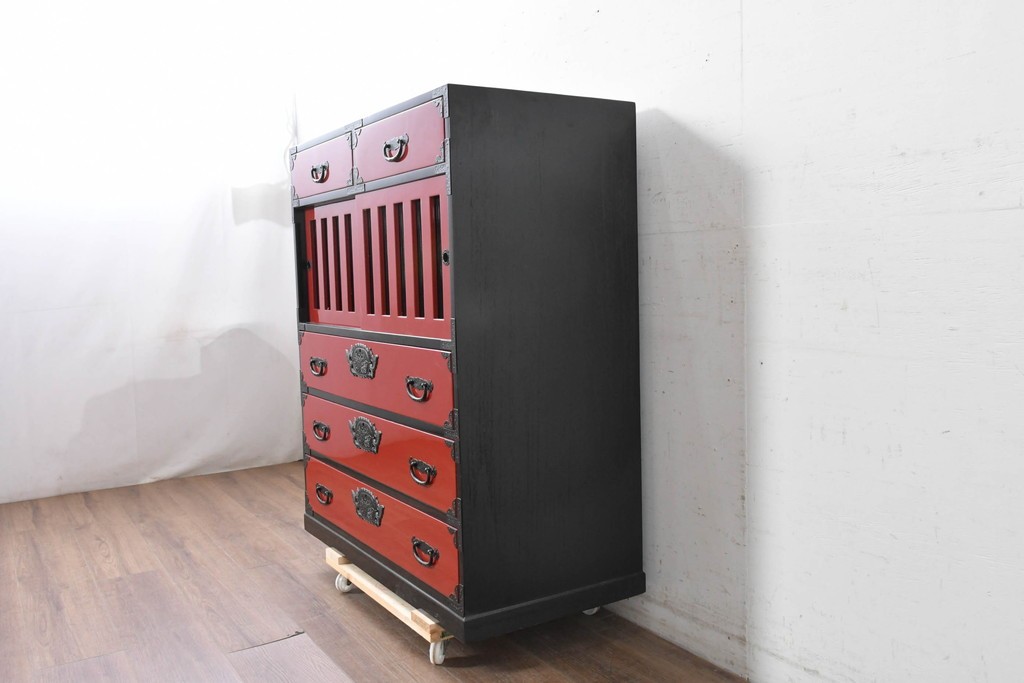 中古　超美品　漆塗り　総桐材　縦格子戸と黒金具が映える前朱水屋箪笥　定価約41万円　(R-088651)