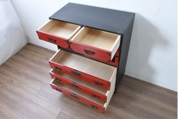 中古　超美品　漆塗り　総桐材　縦格子戸と黒金具が映える前朱水屋箪笥　定価約41万円　(R-088651)