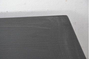 中古　超美品　漆塗り　総桐材　縦格子戸と黒金具が映える前朱水屋箪笥　定価約41万円　(R-088651)