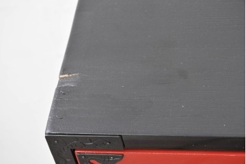 中古　超美品　漆塗り　総桐材　縦格子戸と黒金具が映える前朱水屋箪笥　定価約41万円　(R-088651)