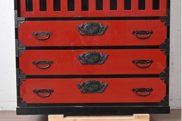 中古　超美品　漆塗り　総桐材　縦格子戸と黒金具が映える前朱水屋箪笥　定価約41万円　(R-088651)