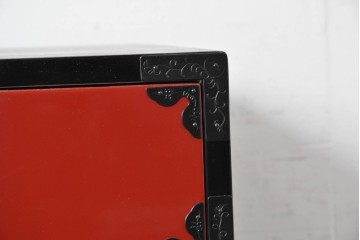 中古　超美品　漆塗り　総桐材　縦格子戸と黒金具が映える前朱水屋箪笥　定価約41万円　(R-088651)
