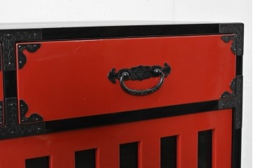 中古　超美品　漆塗り　総桐材　縦格子戸と黒金具が映える前朱水屋箪笥　定価約41万円　(R-088651)