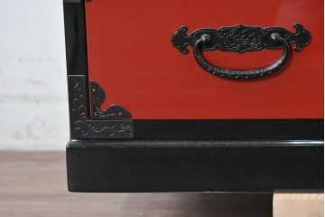 中古　超美品　漆塗り　総桐材　縦格子戸と黒金具が映える前朱水屋箪笥　定価約41万円　(R-088651)