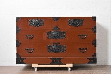 中古　仙台民芸箪笥(仙台箪笥)　朱塗り　漆塗り　高級ライン　重厚な牡丹金具が目を引く衣装箪笥　定価約60万円　(R-088652)