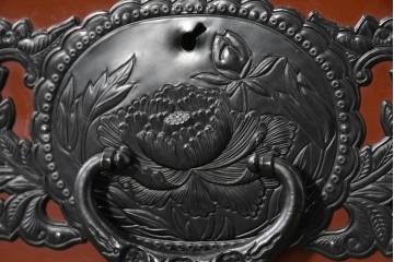 中古　仙台民芸箪笥(仙台箪笥)　朱塗り　漆塗り　高級ライン　重厚な牡丹金具が目を引く衣装箪笥　定価約60万円　(R-088652)