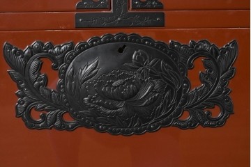 中古　仙台民芸箪笥(仙台箪笥)　朱塗り　漆塗り　高級ライン　重厚な牡丹金具が目を引く衣装箪笥　定価約60万円　(R-088652)