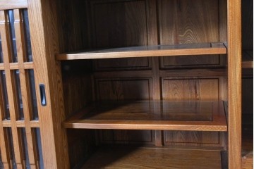 中古　美品　欅(ケヤキ)無垢材　美しい杢目と格子戸が上品な水屋箪笥サイドボード　(R-088653)