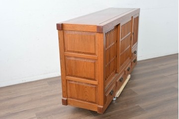 中古　美品　欅(ケヤキ)無垢材　美しい杢目と格子戸が上品な水屋箪笥サイドボード　(R-088653)
