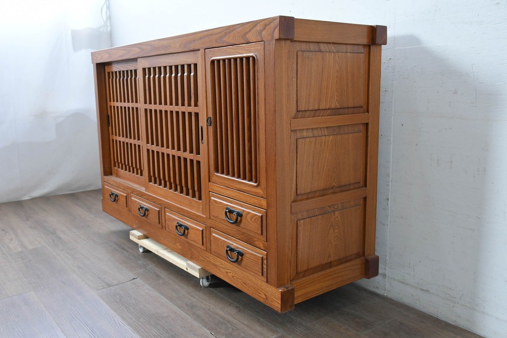 中古　美品　欅(ケヤキ)無垢材　美しい杢目と格子戸が上品な水屋箪笥サイドボード　(R-088653)