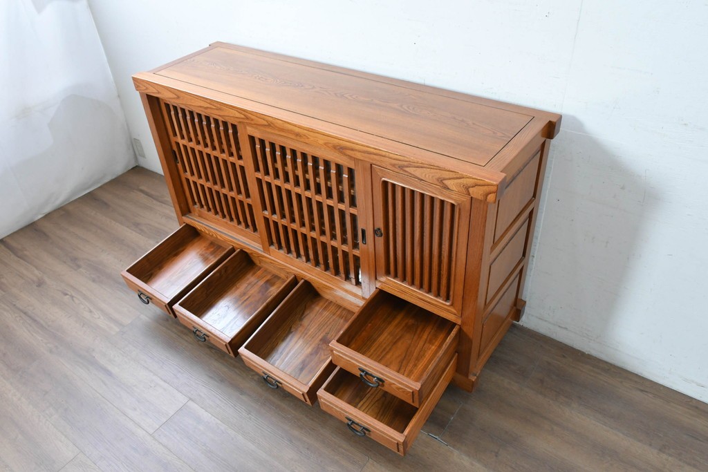中古　美品　欅(ケヤキ)無垢材　美しい杢目と格子戸が上品な水屋箪笥サイドボード　(R-088653)